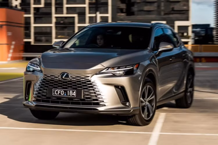 Không rõ xe sẽ có mức tiêu thụ nhiên liệu là bao nhiêu. Dựa theo số liệu tại thị trường Trung Đông, RX 350h sẽ có mức tiêu thụ nhiên liệu chỉ khoảng hơn 4,8 lít/100 km. Còn tại Singapore, con số tương ứng là 5,6 lít/100 km.