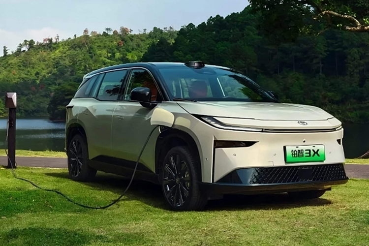 Toyota bZ3X còn được trang bị hệ hệ thống hỗ trợ lái tiên tiến, sử dụng chip Nvidia DRIVE AGX Orin X và 27 cảm biến gồm 11 camera HD, 12 radar siêu âm, 3 radar sóng milimet, và 1 cảm biến lidar.