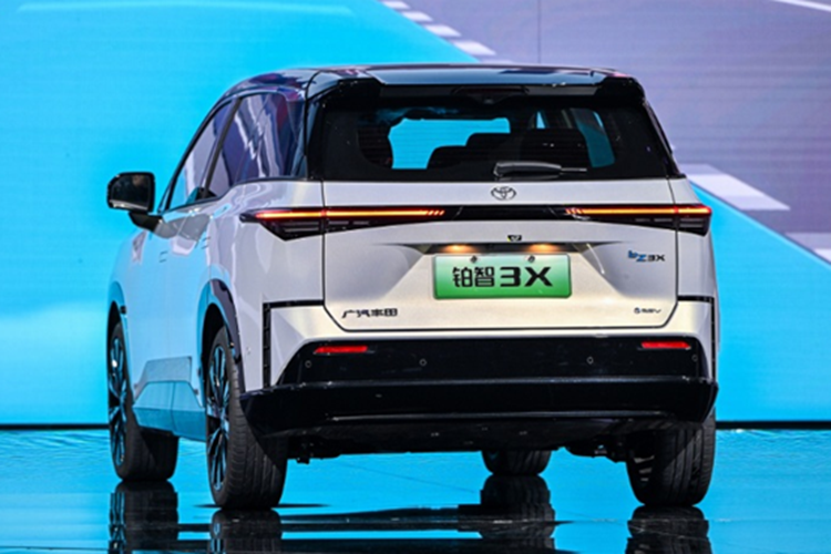 Màn hình đồng hồ lái LCD 8,8 inch đặt sau vô lăng 2 chấu. Một số trang bị nổi bật khác có thể kể đến như đế sạc không dây, hệ thống chiếu sáng 32 màu, hệ thống âm thanh 11 loa Yamaha hay cửa sổ trời toàn cảnh Panorama...