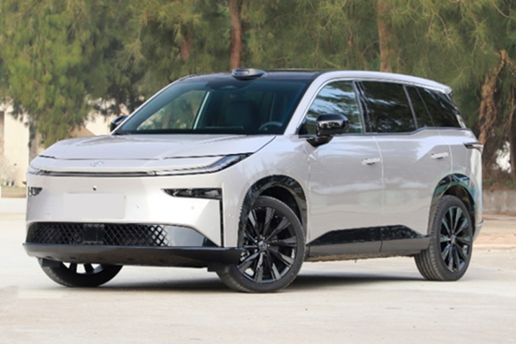 Đây được coi là mẫu xe điện chạy bằng pin (BEV) rẻ nhất tính đến thời điểm hiện tại của Toyota. Xe có giá khởi điểm từ 109.800 nhân dân tệ (hơn 387 triệu đồng). Sau một giờ ra mắt, Toyota bZ3X 2025 mới đã nhận được hơn 10.000 đơn đặt hàng.