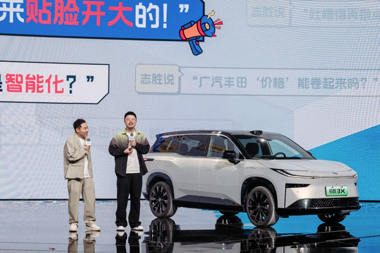 Phần đầu xe nổi bật với cặp đèn pha tách đôi dáng lưỡi liềm. Đi cùng đó là mặt lưới tản nhiệt đóng kín, cặp đèn sương mù và dải đèn LED bắt ngang. Ở phía sau, bZ3X mang phong cách tối giản với điểm nhấn duy nhất là cụm đèn hậu LED kéo dài. Xe được trang bị mâm kích thước 18 hoặc 19 inch.