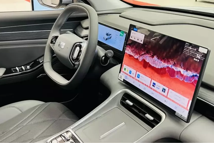 Những chiếc xe đầu tiên này không phải để bán mà để trưng bày bên trong các phòng trưng bày của Geely Galaxy. Những chiếc sedan Geely Galaxy L6 được cập nhật đầu tiên có hai biến thể màu thân xe. Biến thể đầu tiên có màu xanh lam với các trụ màu đen tùy chọn và mui xe. Biến thể thứ hai có màu trắng đơn giản.