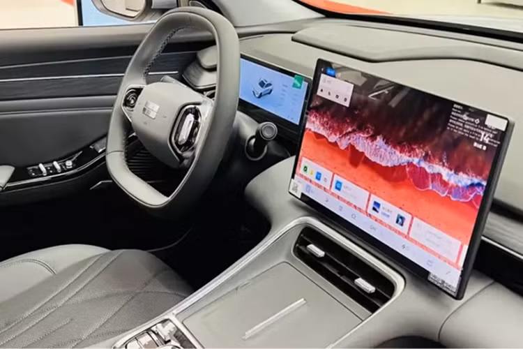 Những chiếc xe đầu tiên này không phải để bán mà để trưng bày bên trong các phòng trưng bày của Geely Galaxy. Những chiếc sedan Geely Galaxy L6 được cập nhật đầu tiên có hai biến thể màu thân xe. Biến thể đầu tiên có màu xanh lam với các trụ màu đen tùy chọn và mui xe. Biến thể thứ hai có màu trắng đơn giản.