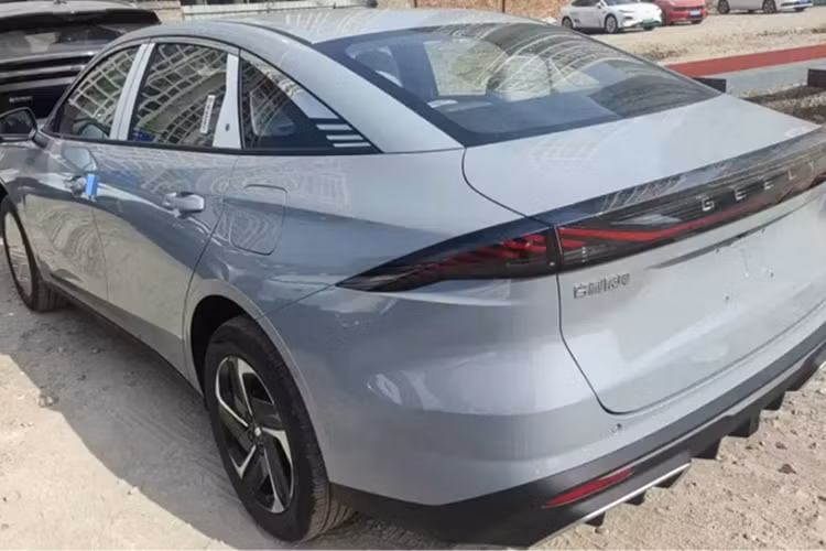 Geely Galaxy L6 EM-i sử dụng hệ truyền động Leiahen 2.0 (NordThor 2.0) với động cơ hút khí tự nhiên 1,5 lít cho công suất 82 kW (110 mã lực) kết hợp với hộp số E-DHT tích hợp động cơ điện 160 kW (214 mã lực).