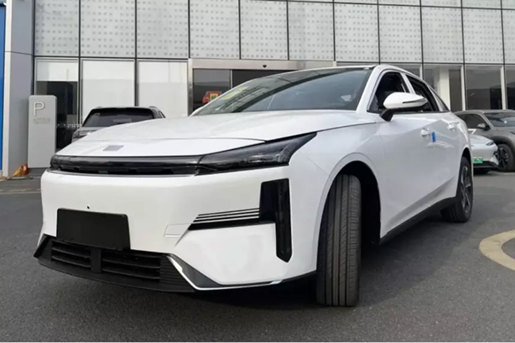 Xe sedan hybrid cắm điện Geely Galaxy L6 EM-i 2025 mới đã đến các đại lý trước khi ra mắt tại Trung Quốc. Chiếc PHEV này đã bắt đầu bán trước vào ngày 17 tháng 1 với mức giá từ 92.800 – 119.800 nhân dân tệ, hay 12.650 – 16.350 USD, khoảng 306 triệu đến 395 triệu đồng.