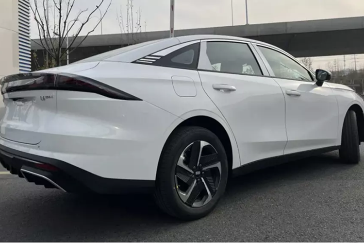 Galaxy L6 EM-i có hai tùy chọn pin LFP từ SVOLTL do GWM hỗ trợ 8,5 kWh cho phạm vi chạy điện 48 km và 19,1 kWh cho phạm vi chạy điện 115 km. Phạm vi hỗn hợp của chiếc sedan này đạt 1.300 km ở chế độ hybrid.