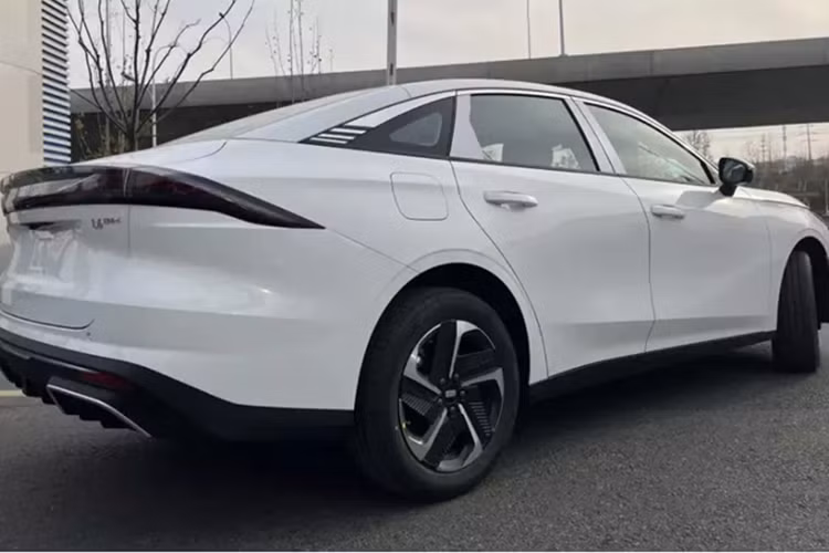 Galaxy L6 EM-i có hai tùy chọn pin LFP từ SVOLTL do GWM hỗ trợ 8,5 kWh cho phạm vi chạy điện 48 km và 19,1 kWh cho phạm vi chạy điện 115 km. Phạm vi hỗn hợp của chiếc sedan này đạt 1.300 km ở chế độ hybrid.