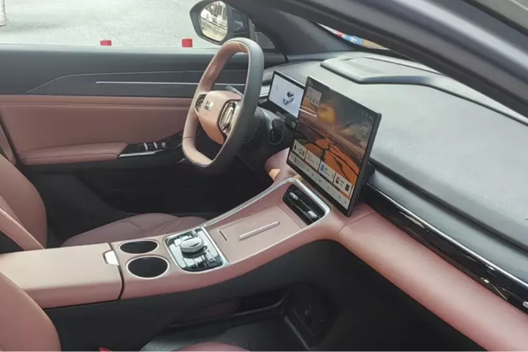 Mặt khác, chiếc xe được làm mới trông không được sang trọng cho lắm. Dù sao thì nó cũng có những điểm nhấn thiết kế tinh tế như viền mạ crôm trên cản, vành xe năm chấu 17 inch thể thao và một cụm đèn hậu đơn.