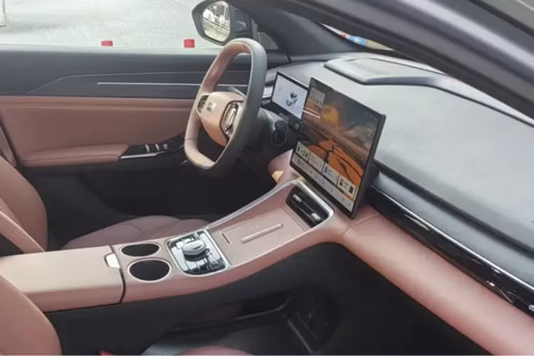 Mặt khác, chiếc xe được làm mới trông không được sang trọng cho lắm. Dù sao thì nó cũng có những điểm nhấn thiết kế tinh tế như viền mạ crôm trên cản, vành xe năm chấu 17 inch thể thao và một cụm đèn hậu đơn.