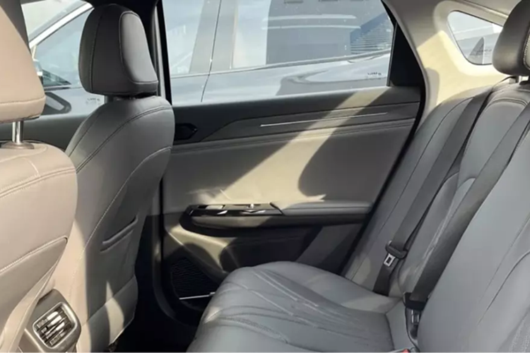 Bên trong, Geely Galaxy L6 EM-i có màn hình 14,6 inch lớn theo chiều ngang thay thế cho màn hình theo chiều dọc của mẫu xe trước. Một điểm nhấn khác của xe là đế sạc điện thoại không dây 50 W và vô lăng hai chấu được cập nhật với cần số gắn phía sau. L6 EM-i cung cấp hai tông màu nội thất mới: đen và nâu.