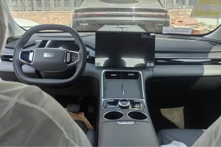 Quay trở lại năm 2023, L6 đã trở thành mẫu xe thứ hai của Geely Galaxy. Tổng doanh số bán ra của mẫu xe sedan này cho đến nay đã đạt 74.278 xe. Hiện tại, phiên bản nâng cấp của Geely Galaxy L6 đã có mặt tại các đại lý trên khắp Trung Quốc. Geely Galaxy L6 EM-i bắt đầu có mặt tại các đại lý trên khắp Trung Quốc.