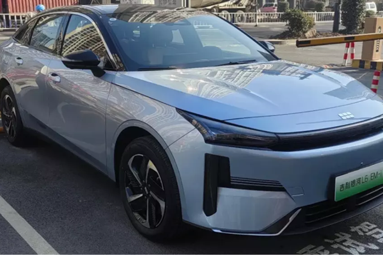 Galaxy L6 EM-i 2025 giá rẻ sử dụng hệ truyền động Lieshen 2.0 với mức tiêu thụ nhiên liệu là 2,9 lít trên 100 km và phạm vi hỗn hợp là 1.300 km. Galaxy ban đầu được ra mắt tại Trung Quốc dưới dạng một loạt xe của thương hiệu Geely. Ngày nay, nó đã trở thành một thương hiệu độc lập với dòng xe đa dạng.