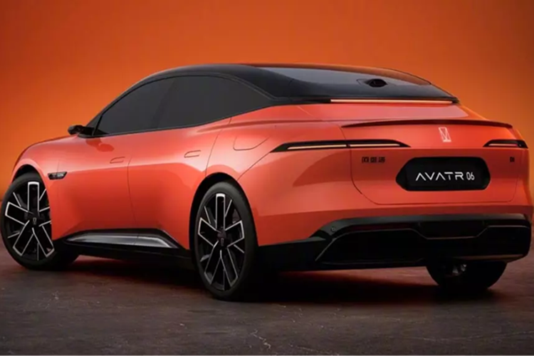 Avatr 06 EREV có một động cơ điện duy nhất ở trục sau cho công suất 231 kW (310 mã lực). Dưới nắp ca-pô, xe có động cơ tăng áp 1,5 lít cho công suất 115 kW (154 mã lực). Biến thể này có hai tùy chọn pin LFP do CATL sản xuất cho công suất 31,7 – 45,06 kWh, phù hợp với phạm vi chạy điện 170 – 240 km.