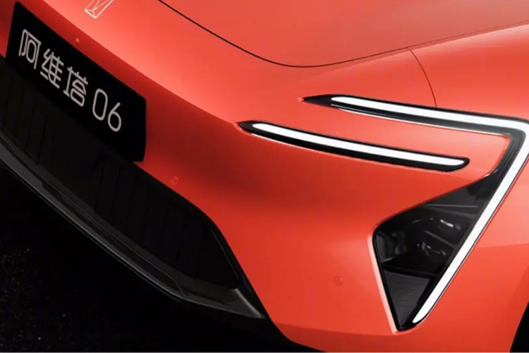 Phiên bản điện của Avatr 06 sẽ có sẵn với RWD cho công suất 252 kW (338 mã lực) và 4WD cho công suất 440 kW (590 mã lực). Bộ pin 72,9 LFP từ CATL cung cấp năng lượng cho cả hai phiên bản hệ truyền động này, có phạm vi hoạt động 600–650 km trong điều kiện CLTC.