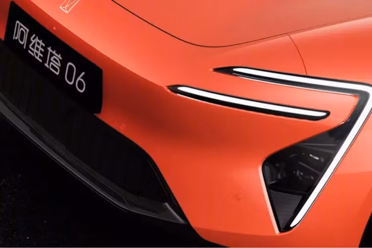 Phiên bản điện của Avatr 06 sẽ có sẵn với RWD cho công suất 252 kW (338 mã lực) và 4WD cho công suất 440 kW (590 mã lực). Bộ pin 72,9 LFP từ CATL cung cấp năng lượng cho cả hai phiên bản hệ truyền động này, có phạm vi hoạt động 600–650 km trong điều kiện CLTC.