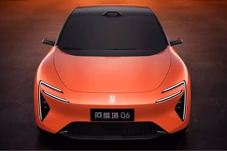 Tương tự như các mẫu xe mang thương hiệu Avatr khác, xe sedan 06 có vô lăng hình bầu dục với cần số gắn trên cột lái. Các tấm ốp cửa của Avatr 06 có nút bấm thay vì tay nắm. Đường hầm trung tâm của xe có hai đế sạc điện thoại không dây, một cặp giá để cốc và một ngăn ẩn. Ngoài ra còn có dòng chữ Avatr phát sáng ở đường hầm trung tâm. 