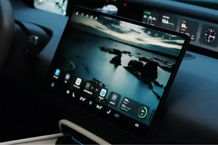 Trong khi một số nhà sản xuất ô tô thích đặt màn hình camera quan sát bên hông trên các tấm ốp cửa, Avatr lại đặt chúng cạnh màn hình khổng lồ 35,4 inch đó. Tính năng thiết kế này cho phép người lái xe nhìn thấy các khu vực phía sau mà không cần quay đầu sang trái hoặc phải. Màn hình thứ năm của Avatr 06 là gương chiếu hậu kỹ thuật số.