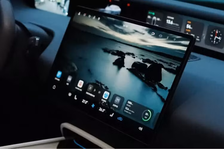 Trong khi một số nhà sản xuất ô tô thích đặt màn hình camera quan sát bên hông trên các tấm ốp cửa, Avatr lại đặt chúng cạnh màn hình khổng lồ 35,4 inch đó. Tính năng thiết kế này cho phép người lái xe nhìn thấy các khu vực phía sau mà không cần quay đầu sang trái hoặc phải. Màn hình thứ năm của Avatr 06 là gương chiếu hậu kỹ thuật số.