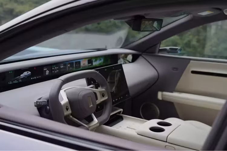 Nội thất của Avatr 06 do liên doanh Changan, CATL và Huawei sản xuất đã được tiết lộ tại Trung Quốc với 5 màn hình và nhiều công nghệ. Avatr 06 sẽ gia nhập thị trường trong nước vào quý 2 năm 2025 với các biến thể hệ truyền động EV và EREV.