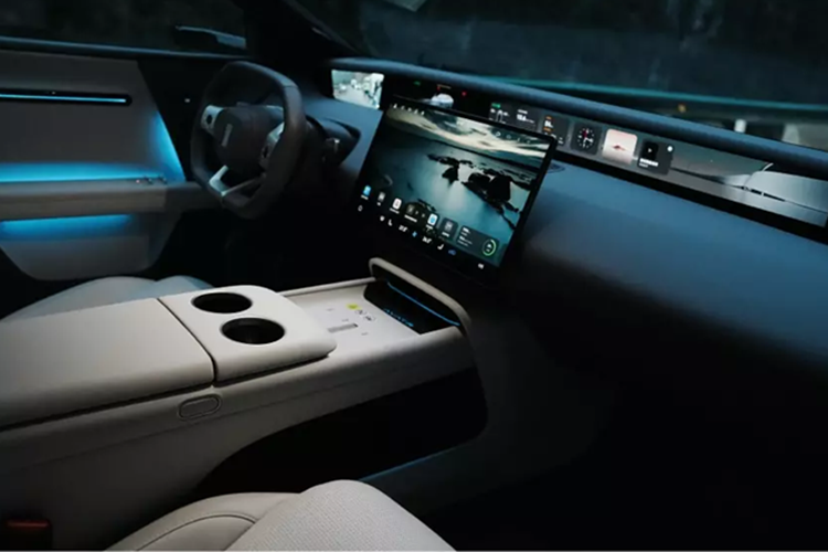 Trong những hình ảnh chính thức, Avatr 06 áp dụng ngôn ngữ thiết kế đặc trưng của thương hiệu. Bảng điều khiển trung tâm của chiếc sedan tích hợp màn hình lớn 35,4 inch hoạt động như một cụm đồng hồ lớn. Màn hình chính của xe nằm thấp hơn với đường kính 15,6 inch. Một điểm nổi bật khác của Avatr 06 là camera quan sát bên hông thay vì gương chiếu hậu thông thường.