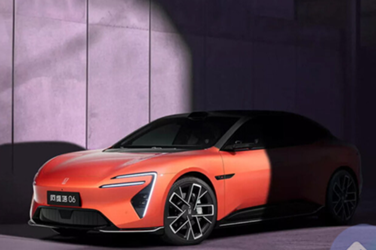 Một trong những hình ảnh nội thất của Avatr 06 làm sáng tỏ hiệu suất tiêu thụ năng lượng của hệ thống truyền động EREV. Theo thông tin từ màn hình trung tâm của xe, mức tiêu thụ năng lượng là 13,6 kWh/100 km. Với 59% pin sạc, xe vẫn có thể chạy tới 1.086 km ở chế độ hybrid.