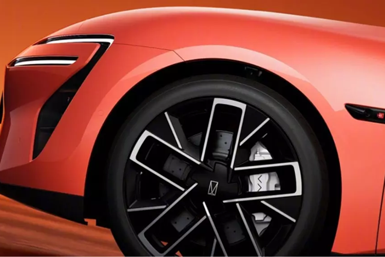 Avatr 06 là một chiếc sedan cỡ trung có kích thước 4855/1960/1450 mm với chiều dài cơ sở 2940 mm. Kiểu dáng bên ngoài của nó áp dụng ngôn ngữ thiết kế Avatr 2.0. Nó có đèn chạy hai lớp, đèn pha tích hợp vào cản, tay nắm cửa ẩn, mui xe màu đen và cánh gió đuôi vịt.