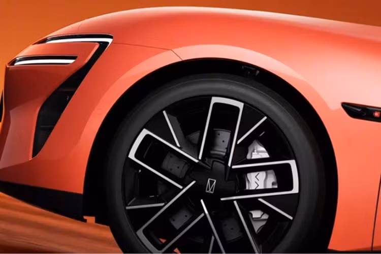 Avatr 06 là một chiếc sedan cỡ trung có kích thước 4855/1960/1450 mm với chiều dài cơ sở 2940 mm. Kiểu dáng bên ngoài của nó áp dụng ngôn ngữ thiết kế Avatr 2.0. Nó có đèn chạy hai lớp, đèn pha tích hợp vào cản, tay nắm cửa ẩn, mui xe màu đen và cánh gió đuôi vịt.