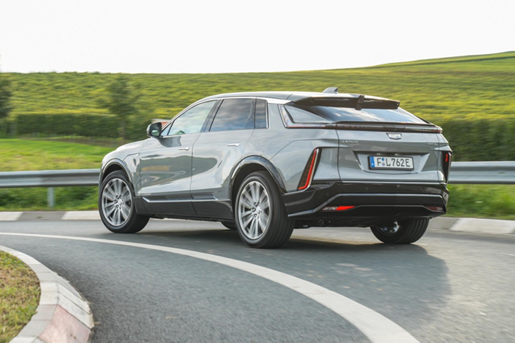 Nhưng có vẻ, vụ việc này vẫn chưa thể kết thúc, thương vụ này khó mà thành hiện thực. Vụ việc này sau khi được chia sẻ lên mạng xã hội đã khiến hãng xe sang Cadillac bị mất khá nhiều “điểm” với khách hàng.