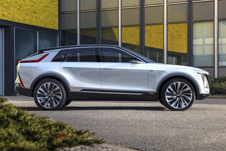 Tuy nhiên, hết ngày này qua tháng nọ, đến nay là khoảng 9 tháng, hãng vẫn chưa có phụ tùng thay thế. Vì thế, chiếc xe SUV điện Cadillac Lyriq vẫn phải nằm tại xưởng sửa chữa. Hiện tại, mẫu Cadillac Lyriq vẫn đang được sản xuất hàng loạt để bán ra thị trường nhưng phía GM vẫn nói rằng họ không thể cung cấp những phụ tùng mà anh Levan cần.