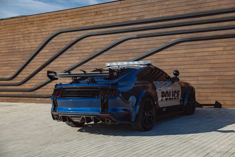 Với những nâng cấp theo phong cách Hollywood cùng tình trạng hoàng hảo và "lý lịch" từng đóng phim khiến chiếc xe trở nên thật sự thú vị.