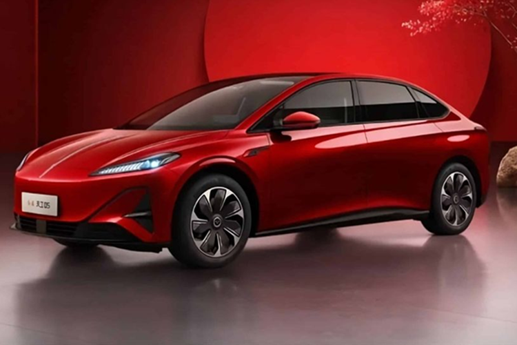  Hongqi Tiangong 05 2025 mới là mẫu xe thứ hai của Tiangong – thương hiệu phụ của Hongqi chuyên về các mẫu xe hạng sang. Trước đó, hãng này cũng đã ra mắt mẫu SUV Tiangong 08. Thiết kế của Tiangong 05 kế thừa từ mẫu xe ý tưởng Hongqi E009, sử dụng khung gầm của Tiangong dành riêng cho xe thuần điện.