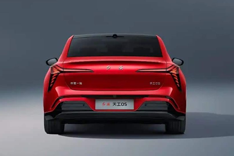 Tiangong 05 chạy điện của Hongqi được trang bị mô tơ điện có suất tối đa 282 mã lực. Đi kèm với đó là 2 tùy chọn pin, cho quãng đường di chuyển thuần điện lần lượt là 550km và 750km. Tốc độ tối đa của xe đạt 200 km/h. Hiện tại, các thông số kỹ thuật chi tiết khác về hệ động lực của xe vẫn chưa được công bố chính thức.