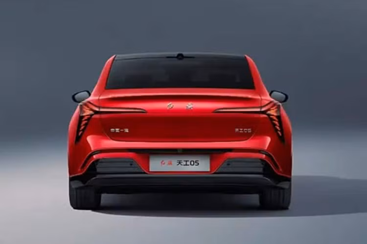 Tiangong 05 chạy điện của Hongqi được trang bị mô tơ điện có suất tối đa 282 mã lực. Đi kèm với đó là 2 tùy chọn pin, cho quãng đường di chuyển thuần điện lần lượt là 550km và 750km. Tốc độ tối đa của xe đạt 200 km/h. Hiện tại, các thông số kỹ thuật chi tiết khác về hệ động lực của xe vẫn chưa được công bố chính thức.