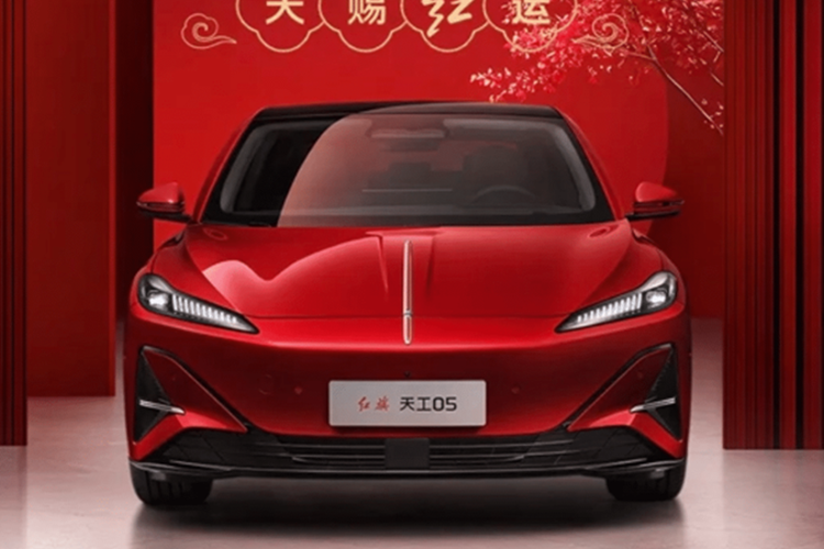 Ở phía trước, hình dạng đèn pha thanh mảnh vẫn được giữ nguyên so với bản concept và được trang trí bằng các cụm đèn riêng biệt. Lưới tản nhiệt phía dưới có thiết kế hình thang. Tuy nhiên, logo Hongqi New Energy ban đầu đã được thay thế bằng logo Hongqi dọc mang tính biểu tượng và kéo dài vào nắp ca-pô phía trước.