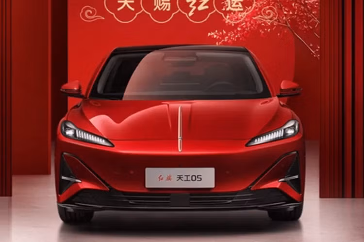 Ở phía trước, hình dạng đèn pha thanh mảnh vẫn được giữ nguyên so với bản concept và được trang trí bằng các cụm đèn riêng biệt. Lưới tản nhiệt phía dưới có thiết kế hình thang. Tuy nhiên, logo Hongqi New Energy ban đầu đã được thay thế bằng logo Hongqi dọc mang tính biểu tượng và kéo dài vào nắp ca-pô phía trước.