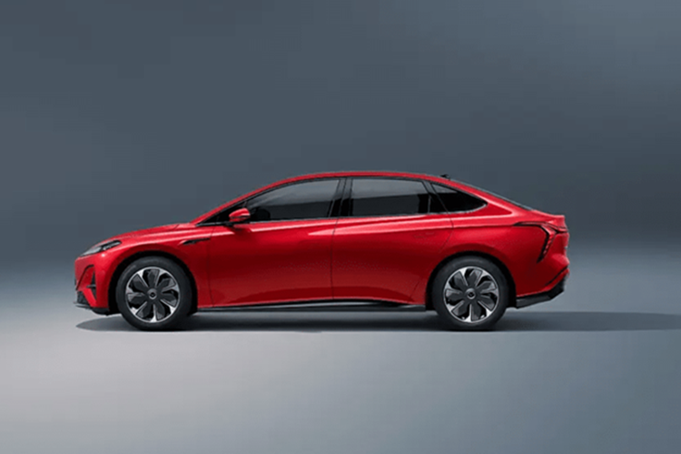 Nhìn từ bên hông, mẫu xe sedan điện Tiangong 05 có kiểu dáng fastback thể thao, đi kèm bộ mâm 18 inch thiết kế hình bông hoa 7 cánh. Phía sau được trang bị cụm đèn hậu hình chữ “Y”. Xe có chiều dài, chiều rộng và chiều cao lần lượt là 4820/1915/1480mm, với chiều dài cơ sở 2900mm; và 2 mức trọng lượng không tải: 1.890kg và 2.018kg.