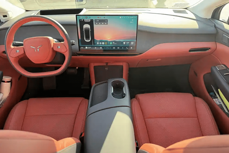 Những bức ảnh được đăng tải cho thấy Tiangong 05 có nội thất được bọc da màu cam và vô lăng đa chức năng hai chấu, màn hình điều khiển trung tâm nổi và AR-HUD 65 inch. Một số trang bị khác gồm sạc không dây 50W, giá để cốc và ngăn chứa đồ ở khu vực bệ tì tay trung tâm.