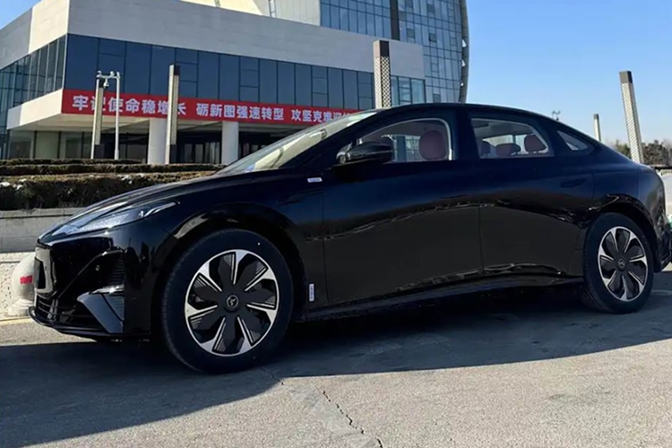 Kể từ khi công bố chiến lược xe năng lượng mới “All in” vào ngày 8/1/2023, Hongqi đã thành lập ba thương hiệu con, bao gồm Hongqi Golden Sunflower, Hongqi New Energy và Hongqi Energy Saving Vehicle. Gần đây, Hongqi đã ra mắt dòng xe Tiangong để tiếp tục chiếm lĩnh thị trường NEV.