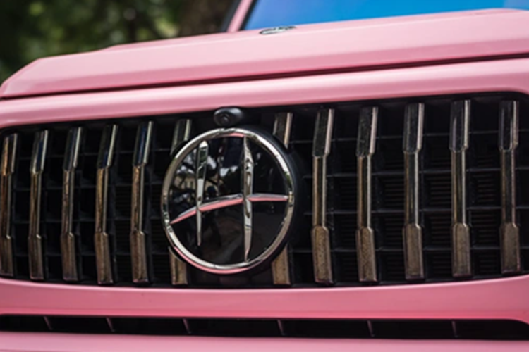 Xuất hiện trên con phố Kim Mã, phường Kim Mã, quận Ba Đình, Hà Nội, chiếc SUV hạng sang Mercedes-AMG G63 này nhanh chóng thu hút sự quan tâm với ngoại thất mang màu hồng, đi kèm đó là nhiều chi tiết được sơn đen.