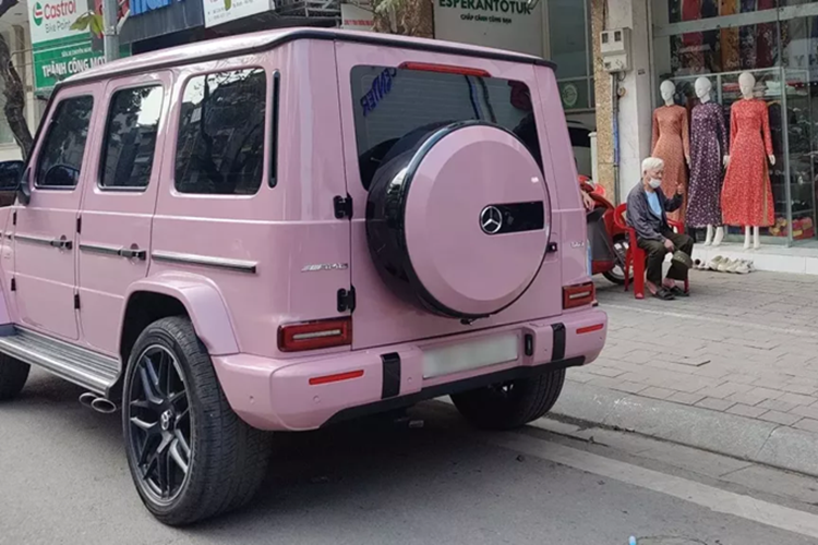 Đa số các dòng xe SUV Mercedes-AMG G63 tại Việt Nam đều mang 2 màu chính là trắng và đen, có vài xe mang các màu nổi như xám, vàng, xanh, đỏ... nhưng hầu như không có xe nào mang màu sơn hồng, bộ áo vốn chỉ dành cho các phái đẹp.