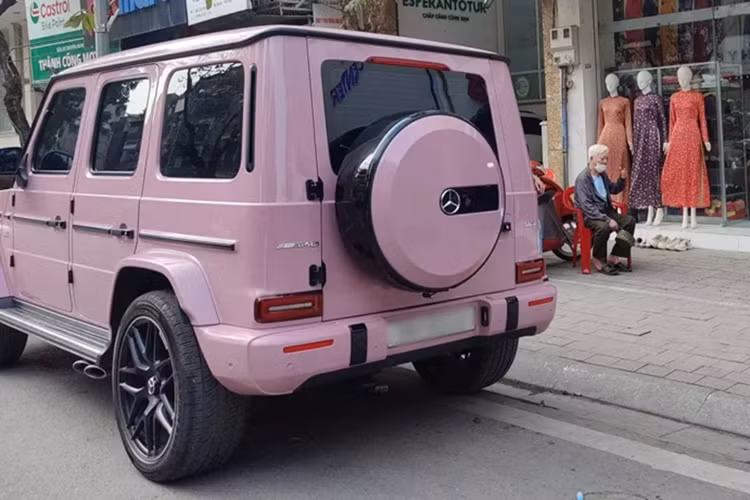 Đa số các dòng xe SUV Mercedes-AMG G63 tại Việt Nam đều mang 2 màu chính là trắng và đen, có vài xe mang các màu nổi như xám, vàng, xanh, đỏ... nhưng hầu như không có xe nào mang màu sơn hồng, bộ áo vốn chỉ dành cho các phái đẹp.