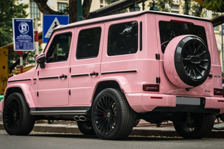 Sức mạnh này được truyền tới cả 4 bánh thông qua hộp số tự động AMG Speedshift Plus 9 cấp, nhờ đó, khách hàng có thể trải nghiệm "ông vua địa hình" Mercedes-AMG G63 với thời gian tăng tốc từ vị trí xuất phát lên 100 km/h chỉ trong 4,5 giây trước khi đạt vận tốc tối đa 220 km/h.