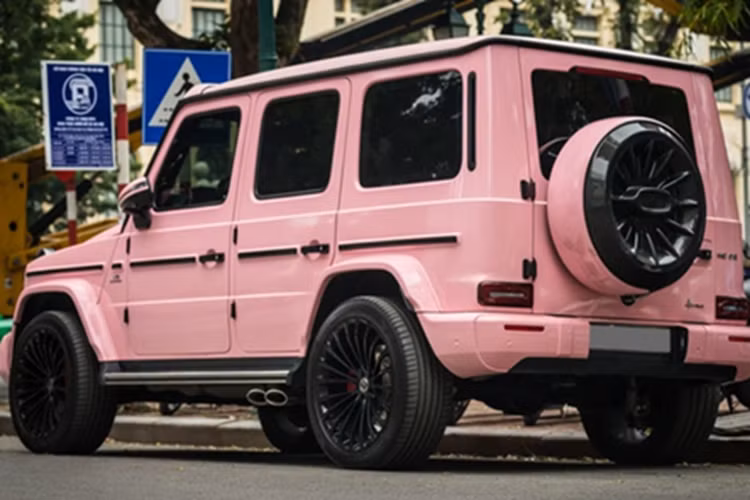 Sức mạnh này được truyền tới cả 4 bánh thông qua hộp số tự động AMG Speedshift Plus 9 cấp, nhờ đó, khách hàng có thể trải nghiệm "ông vua địa hình" Mercedes-AMG G63 với thời gian tăng tốc từ vị trí xuất phát lên 100 km/h chỉ trong 4,5 giây trước khi đạt vận tốc tối đa 220 km/h.