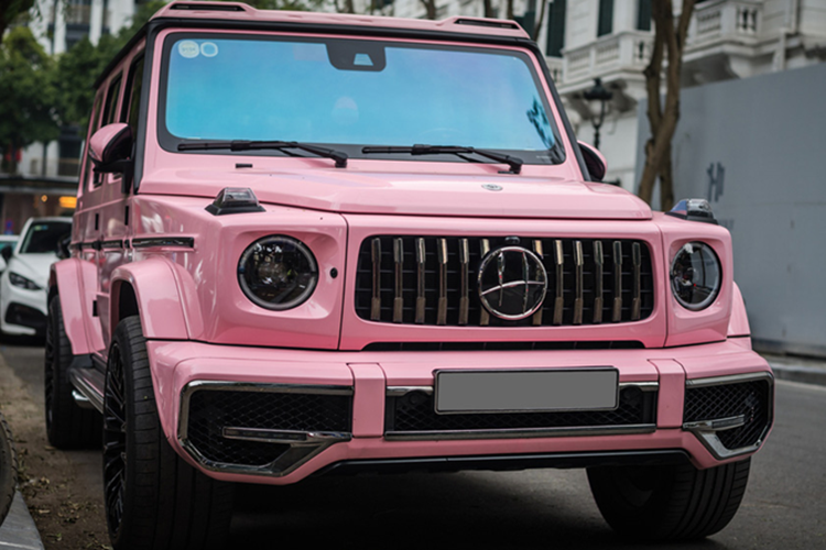 SUV hạng sang Mercedes-AMG G63 được trang bị khối động cơ xăng V8, tăng áp kép, dung tích 4.0 lít, sản sinh công suất tối đa 577 mã lực tại vòng tua máy 6.000 vòng/phút và mô-men xoắn cực đại 850 Nm tại dải tua máy 2.500 - 3.500 vòng/phút.