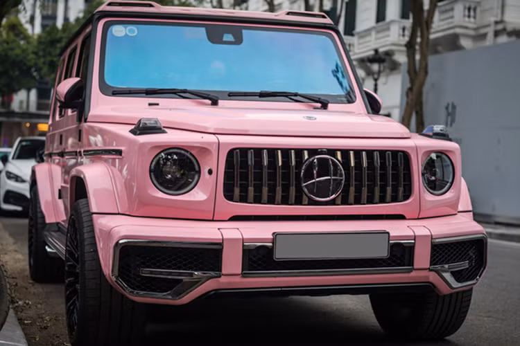 SUV hạng sang Mercedes-AMG G63 được trang bị khối động cơ xăng V8, tăng áp kép, dung tích 4.0 lít, sản sinh công suất tối đa 577 mã lực tại vòng tua máy 6.000 vòng/phút và mô-men xoắn cực đại 850 Nm tại dải tua máy 2.500 - 3.500 vòng/phút.
