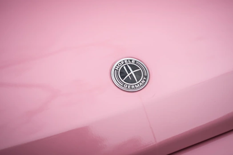 Dù vậy cũng có vài chiếc Mercedes-AMG G63 màu hồng tại Việt Nam, và chúng đều được dán đề-can để đổi màu sơn, thay vì chọn màu nữ tính này ngay từ khi xe xuất xưởng ở nhà máy, trong đó có chiếc xe trong bài viết này.