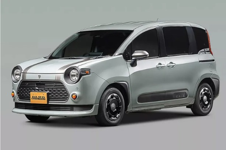 Honda WR-V độ Jeep Cherokee sở hữu ngoại thất hầm hố với cụm lưới tản nhiệt đặc trưng của dòng xe Jeep Cherokee, đi cùng nắp ca-pô vuông vức và cản trước hầm hố hơn. Trên cửa xe được ốp gỗ, cùng một số điểm nhấn bằng nhôm. Trong khi đó mâm xe được làm bằng thép đen, bọc trong lốp BF Goodrich M/T.