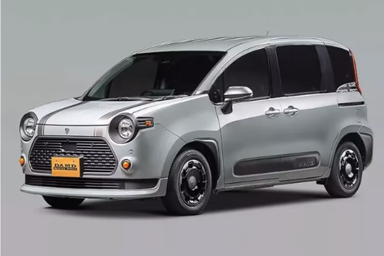 Honda WR-V độ Jeep Cherokee sở hữu ngoại thất hầm hố với cụm lưới tản nhiệt đặc trưng của dòng xe Jeep Cherokee, đi cùng nắp ca-pô vuông vức và cản trước hầm hố hơn. Trên cửa xe được ốp gỗ, cùng một số điểm nhấn bằng nhôm. Trong khi đó mâm xe được làm bằng thép đen, bọc trong lốp BF Goodrich M/T.