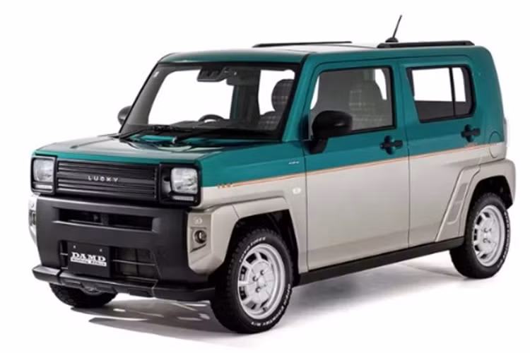 DAMD còn mang đến triển lãm chiếc Toyota Sienta Stuart. Bản độ này được lấy cảm hứng từ mẫu MINI đến từ Anh quốc. Xe có cụm lưới tản nhiệt cá tính, kết hợp cùng đèn pha tròn cổ điển đặc trưng của MINI.