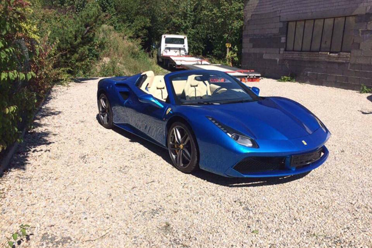 Siêu xe Ferrari 488 Spider vẫn sở hữu động cơ V8, tăng áp kép, dung tích 3.9 lít, sản sinh công suất tối đa 661 mã lực tại và mô-men xoắn cực đại 760 Nm tương tự như bản Coupe.